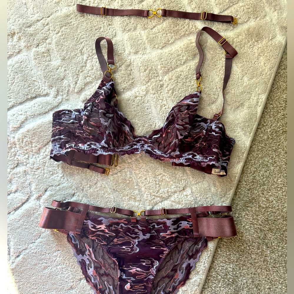 Bordelle Onda set in plum. Collar, bra S, adjustable brief S